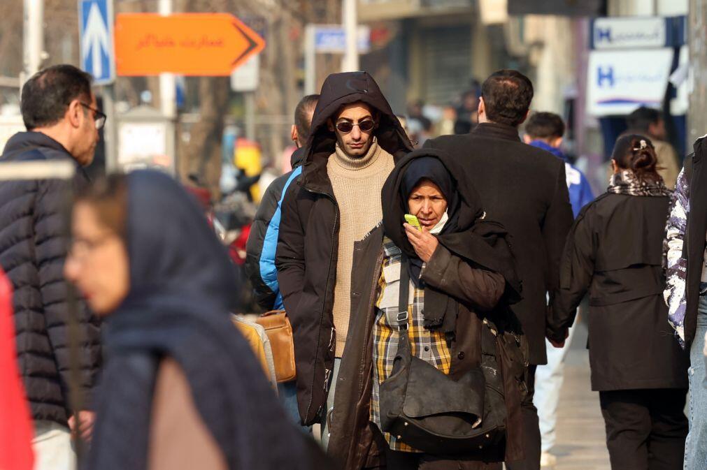 Iranianos já podem telefonar para fora do país, mas internet continua bloqueada