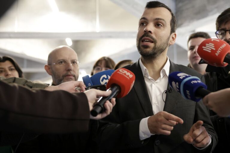 Jorge Pinto pede demissão da ministra da Saúde e questiona 'timing' da compra de ambulâncias