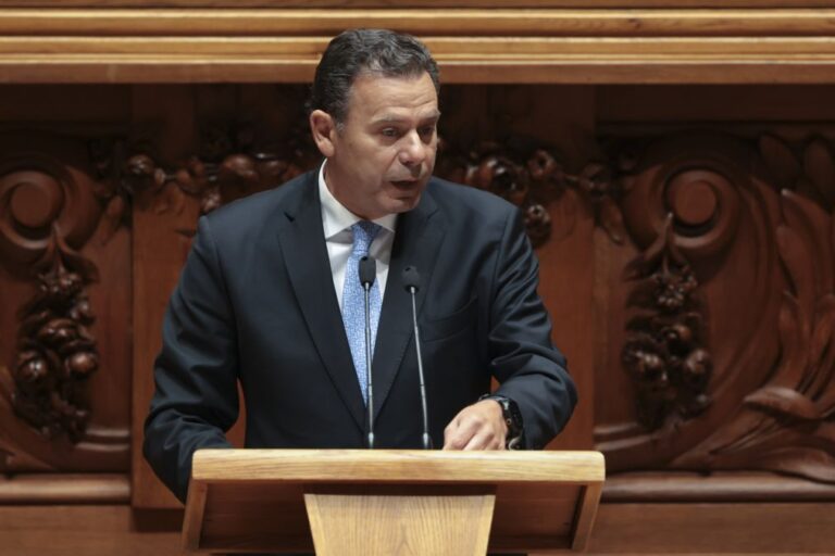 Primeiro-ministro lamenta mortes e anuncia 275 novas viaturas para o INEM