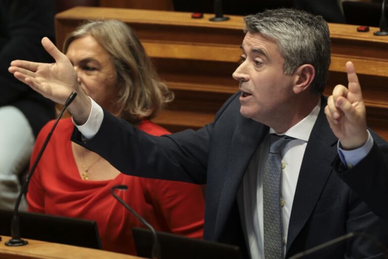 Carneiro desafia Montenegro a dizer se sabia que novas ambulâncias foram decididas por governo PS