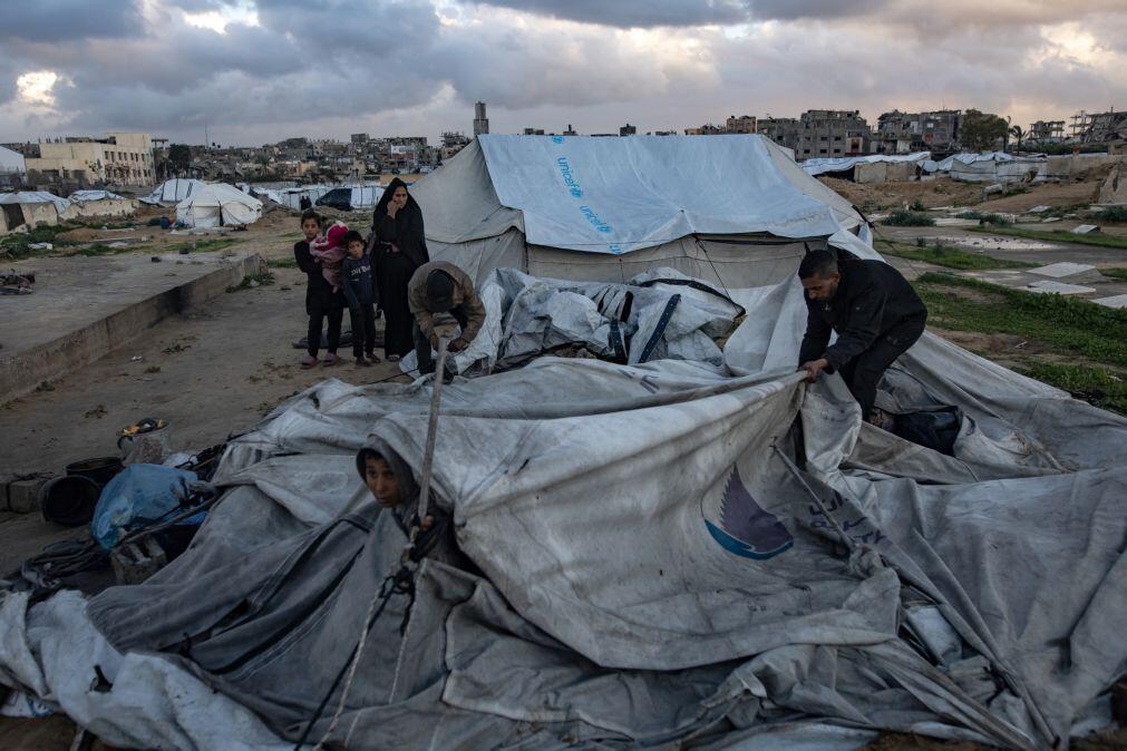 Chuvas torrenciais arrasam campos de deslocados improvisados de Gaza