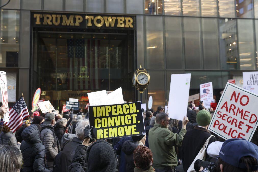 Nova-iorquinos pedem “impeachment” de Trump em protesto contra “fascismo crescente”