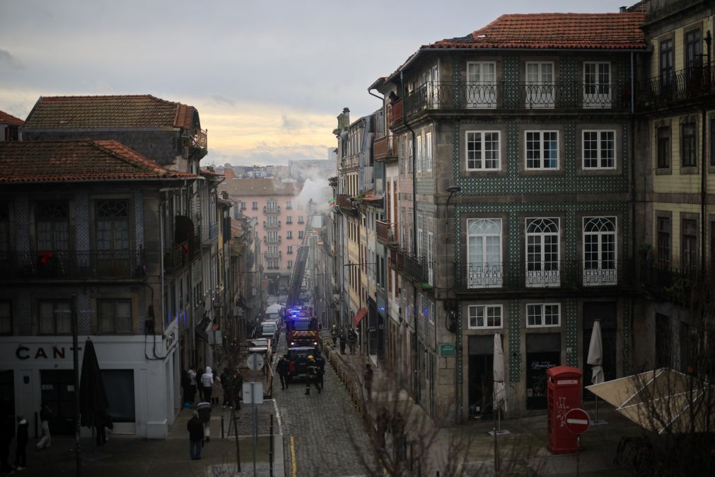 Seis pessoas retiradas de prédio após incêndio na rua da Picaria no Porto
