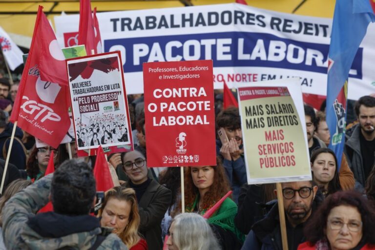 CGTP entrega abaixo-assinado com mais de 190.000 assinaturas para 