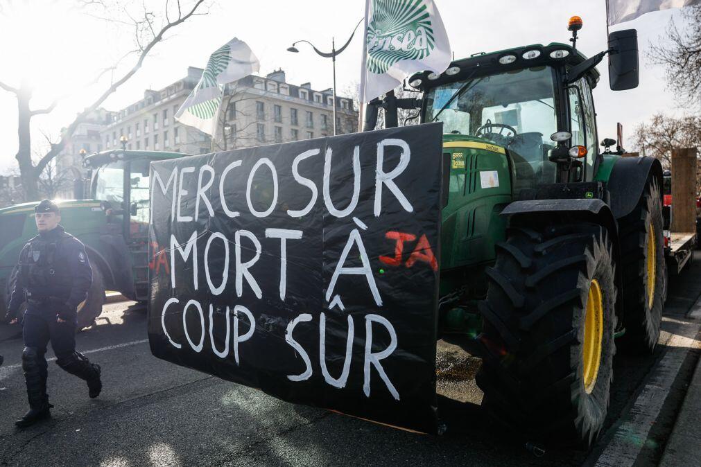 Agricultores franceses retiram tratores de Paris