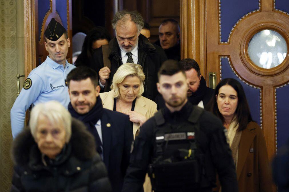Le Pen muda de estratégia em julgamento de recurso para poder aceder ao Eliseu