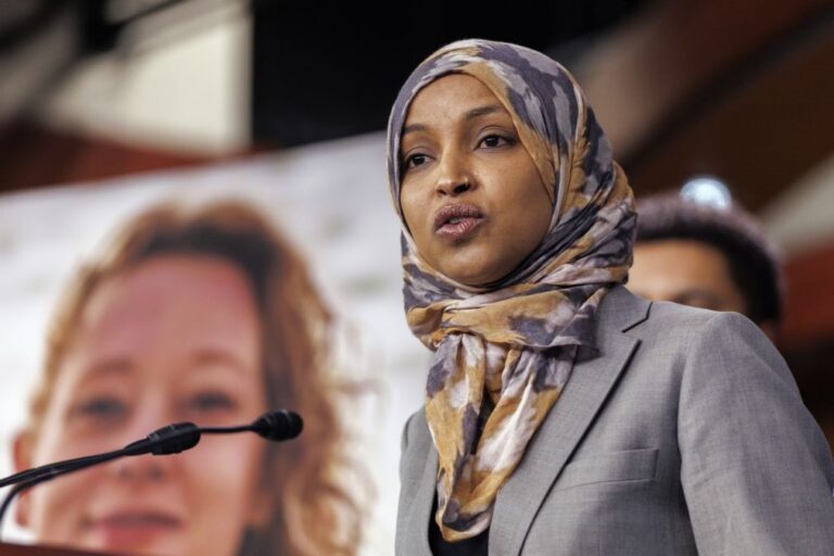 Congressista democrata atingida por líquido durante discurso em Minneapolis