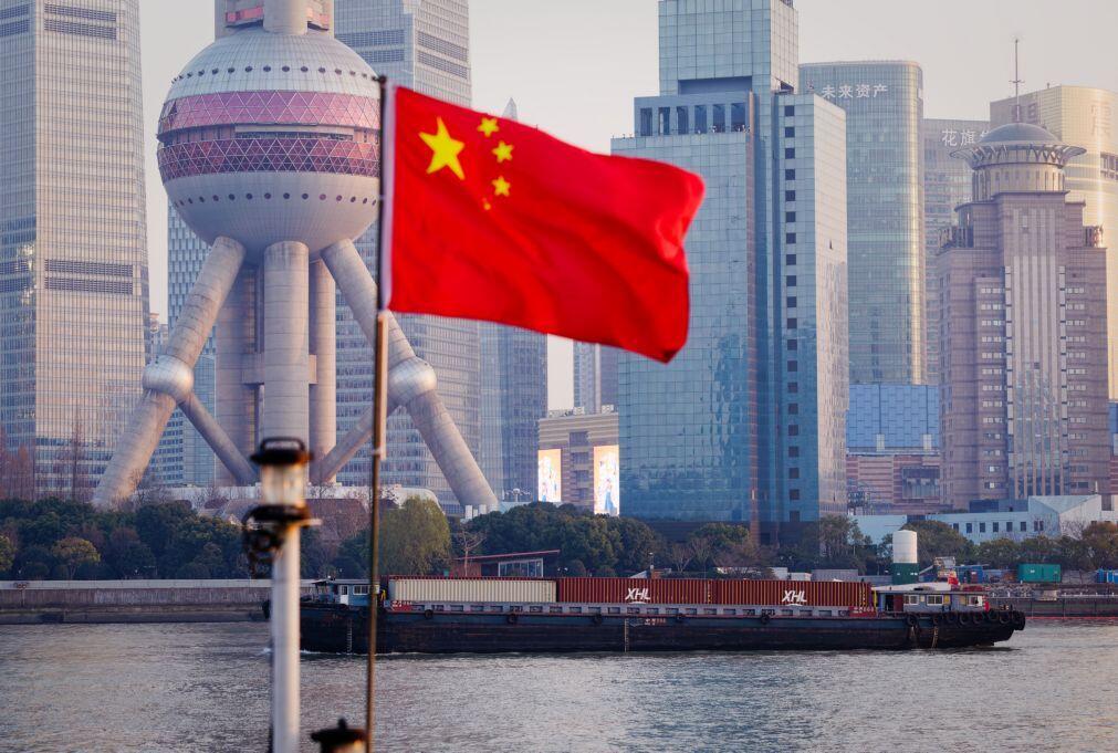 Exportações de automóveis da China dispararam em 2025 mas procura interna abrandou