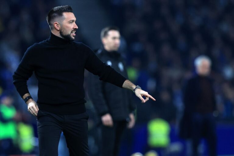 Farioli elogia Vitória e confirma Alan Varela no 'onze' do FC Porto em Guimarães