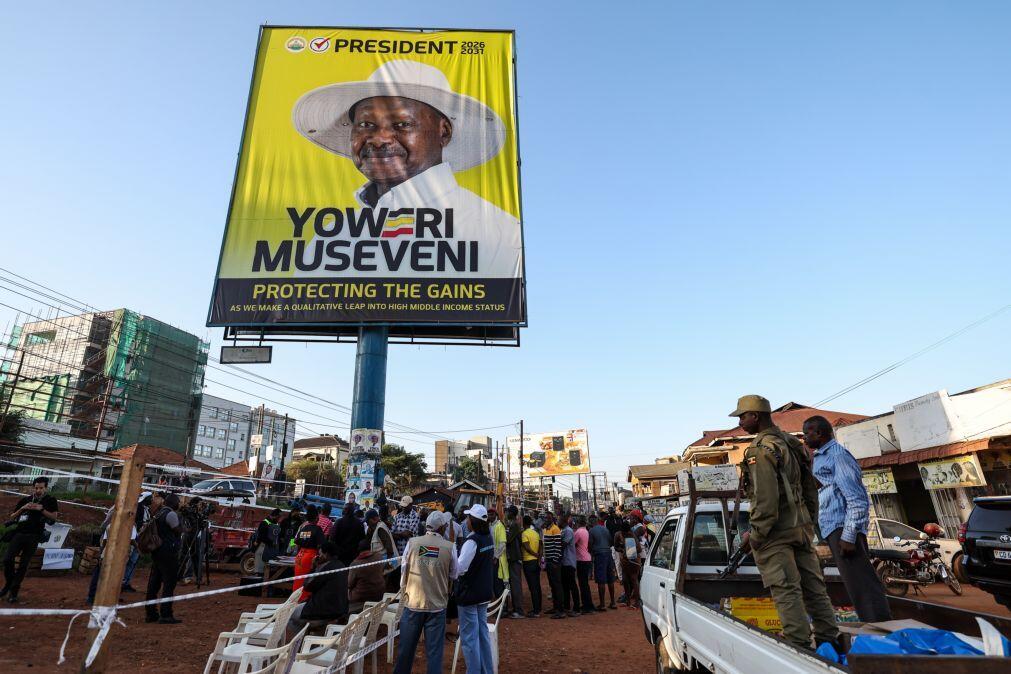 Presidente do Uganda reeleito em eleições contestadas pela oposição e observadores