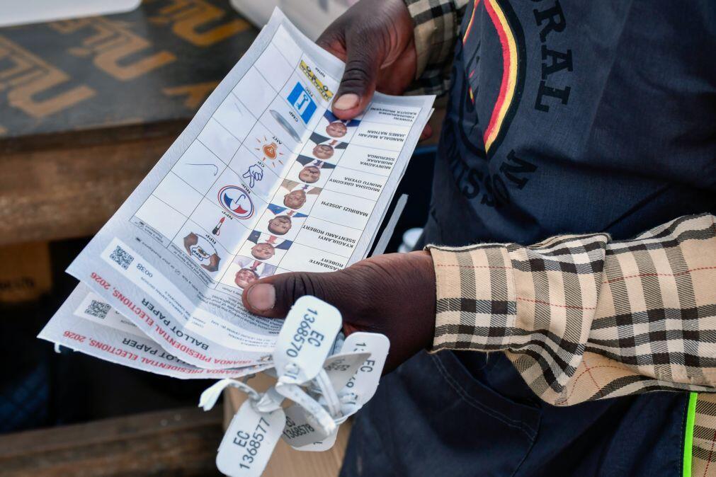 Exército do Uganda nega ter levado à força líder da oposição