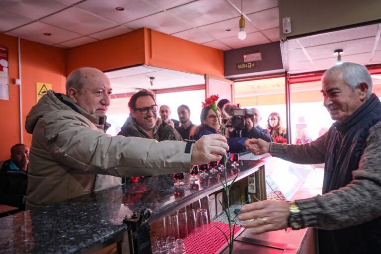 António Filipe bebe ginjinha e diz que há boas práticas do atual Presidente a manter