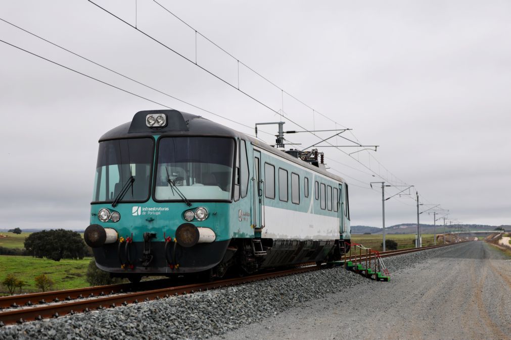 Ferrovia Évora/Espanha pronta mas comboios só no final do ano – Governo