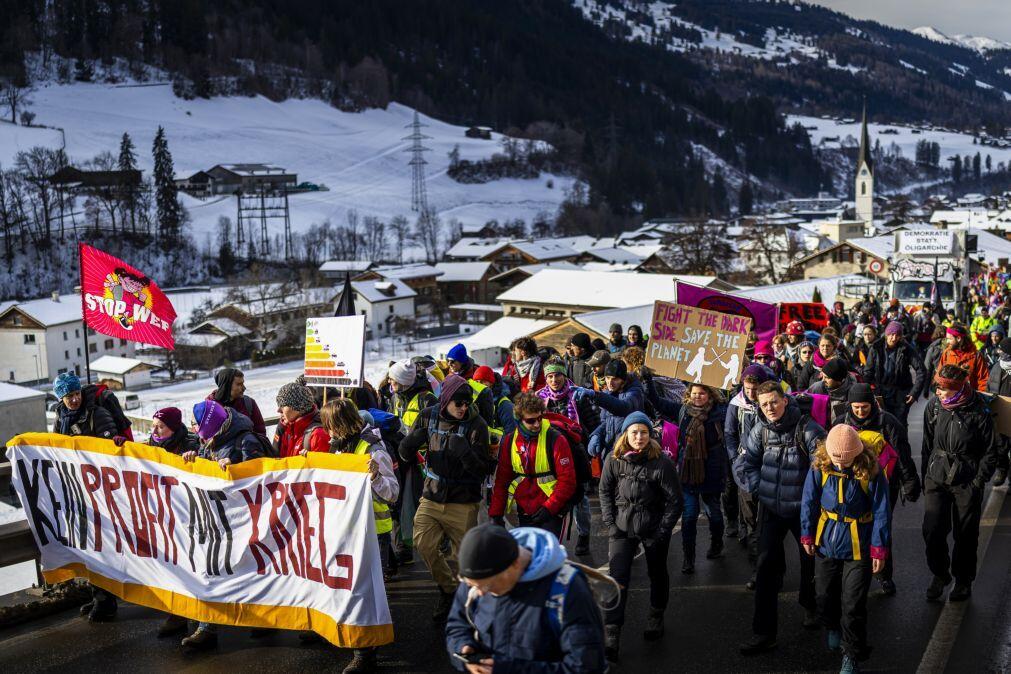 Centenas de manifestantes marcham em direção a Davos