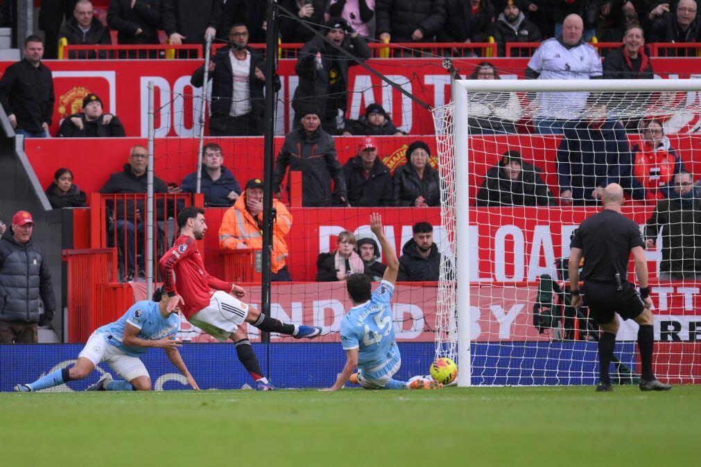 Manchester United vence rival City em estreia de sonho do treinador Michael Carrick