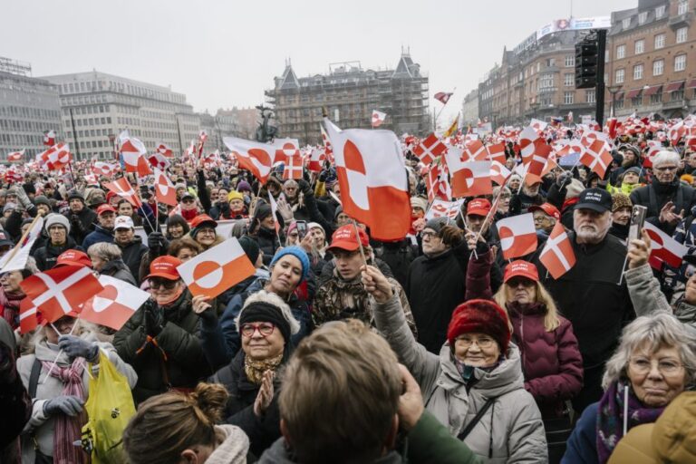 Gronelândia: Milhares protestam em Copenhaga exigindo recuo de Donald Trump
