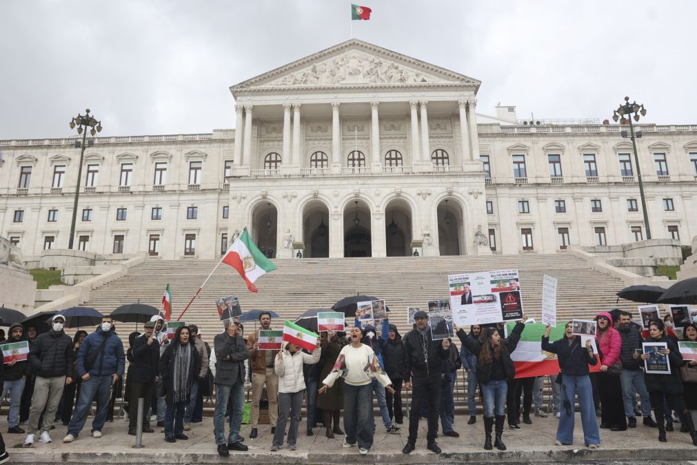 Dezenas pessoas apoiam em Lisboa manifestações em Teerão e pedem liberdade