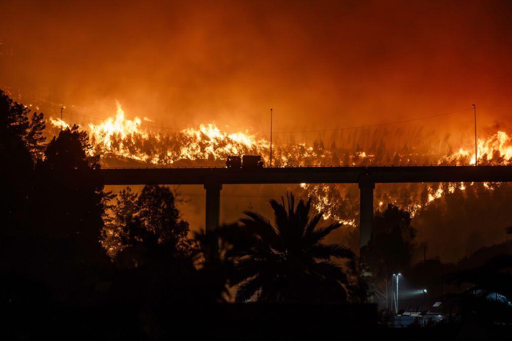 Mortes em incêndios no Chile sobem para 18 e é  imposto recolher obrigatório