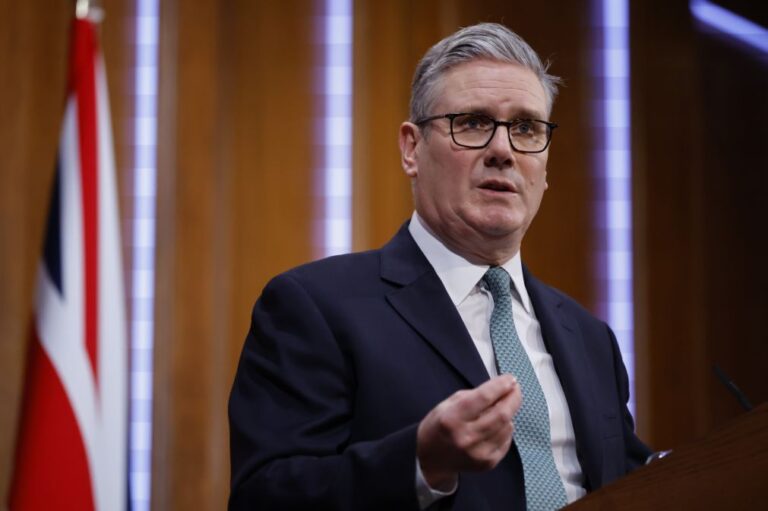Starmer rejeita retaliar a tarifas dos EUA e prefere 