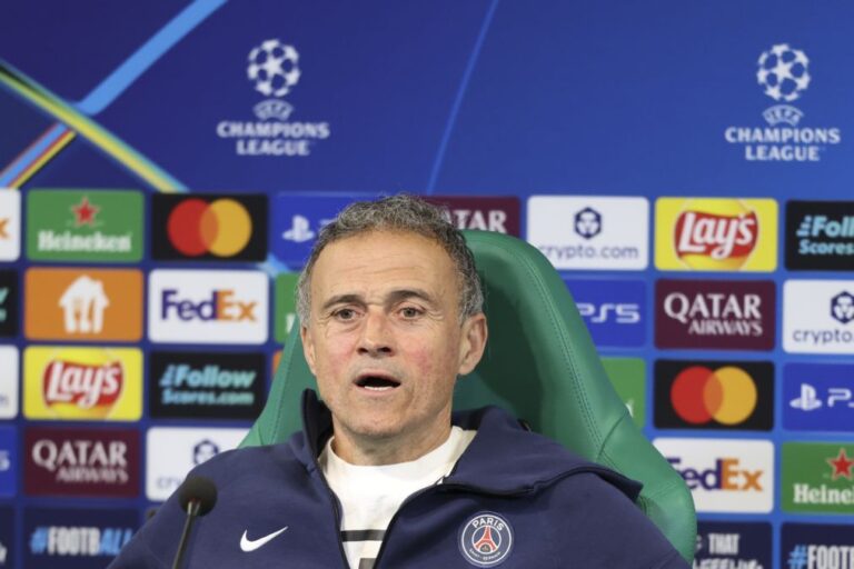 Treinador do Paris Saint-Germain espera um jogo 