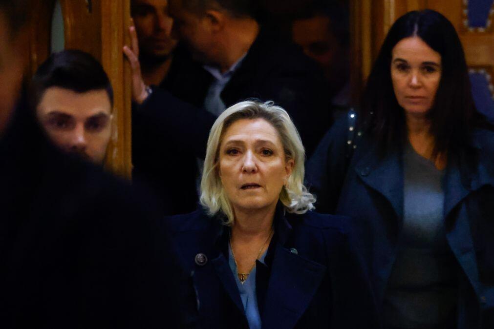 Tribunal francês absolve Le Pen da acusação de racismo apresentada por jovem islâmica