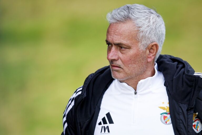 Benfica informa que adeptos estiveram com jogadores, Mourinho e Mário Branco