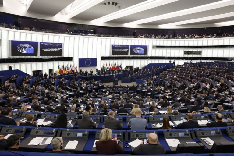 Parlamento Europeu recusa ratificar acordo comercial com EUA enquanto houver ameaças de Trump à Gronelândia