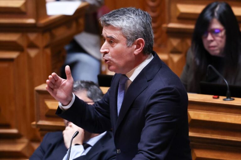 Carneiro acusa Governo de esconder saldo da Segurança Social para não aumentar pensões