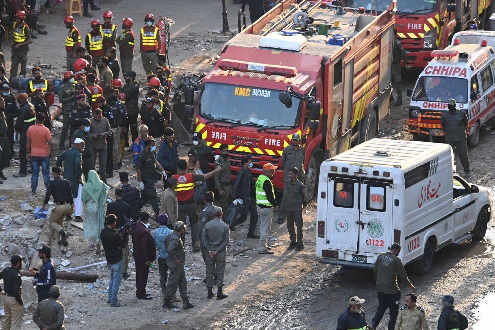 Número de mortos confirmados no incêndio em centro comercial no Paquistão sobe para 55