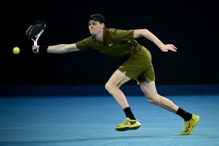 Campeão Jannik Sinner apura-se para a terceira ronda do Open da Austrália