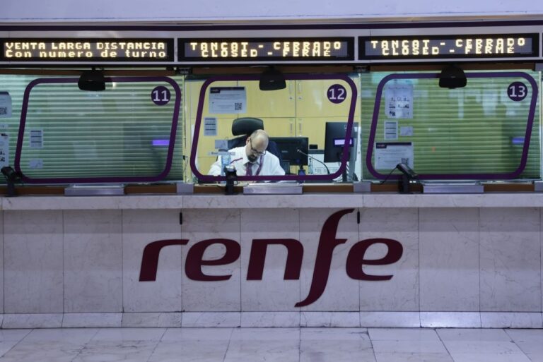 Comboio colide com grua em Espanha e faz três feridos