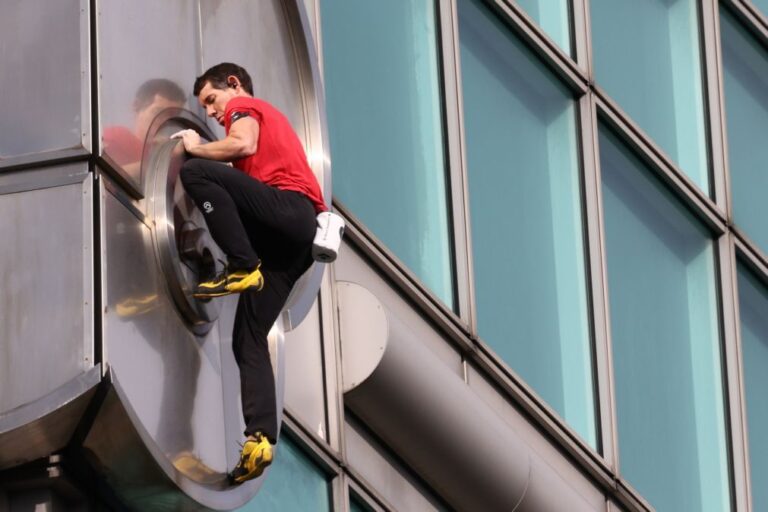 Norte-americano Alex Honnold escala sem ajudas arranha-céus mais alto de Taiwan