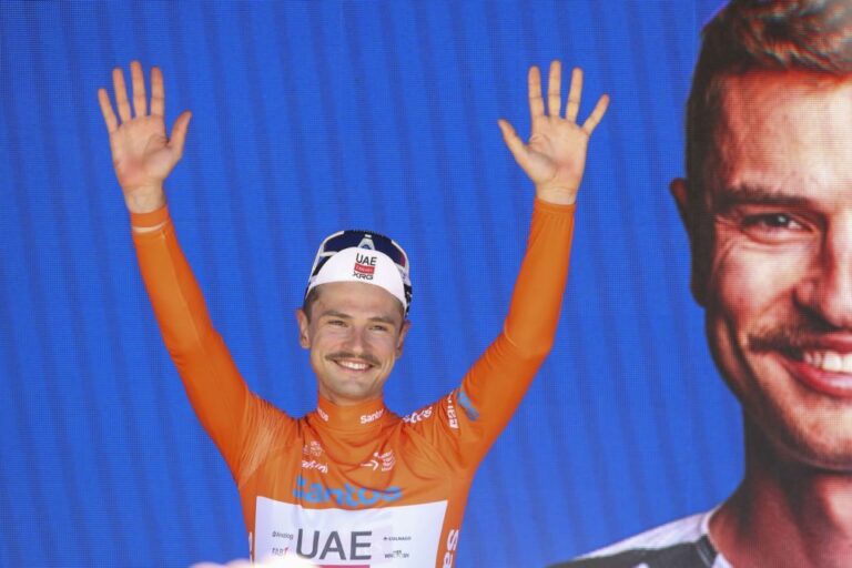 Ciclista Jay Vine sofreu fratura no pulso após chocar com um canguru