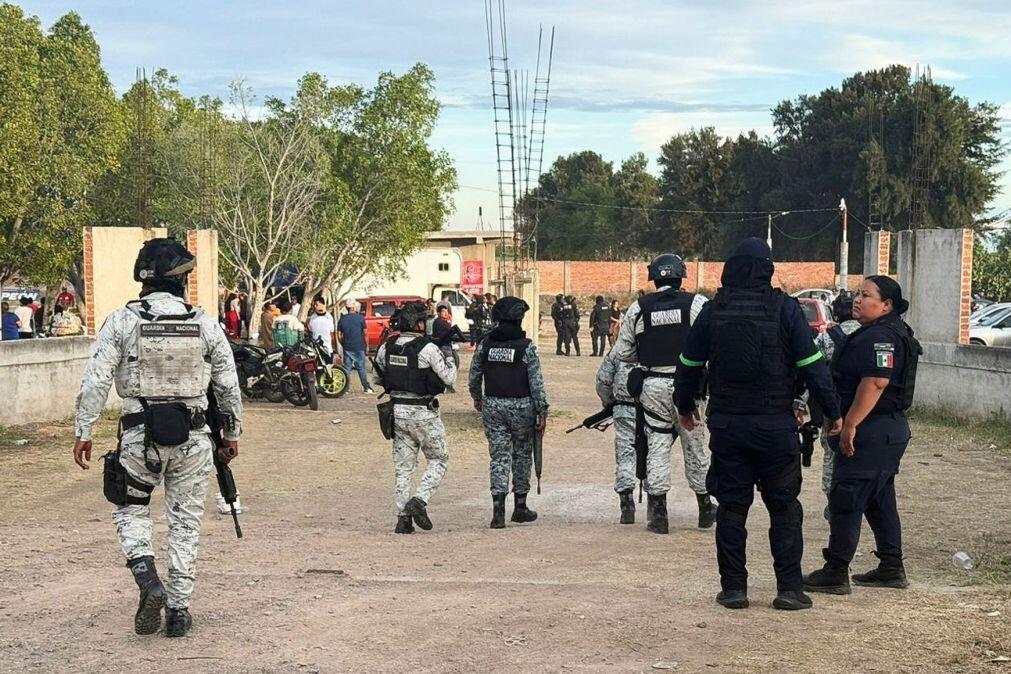 Pelo menos 11 mortos em ataque armado num campo de futebol no México