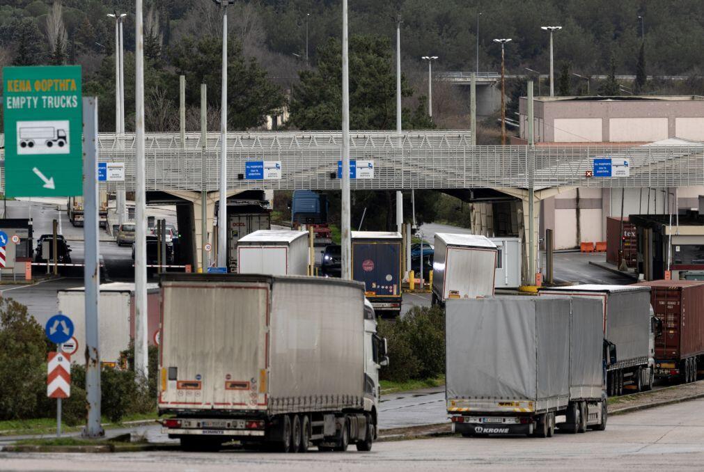 Camionistas da Sérvia Bósnia Macedónia do Norte e Montenegro bloqueiam fronteiras para a UE