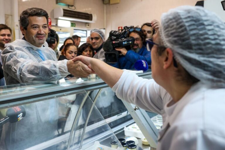 Emigrantes dão vitória a Ventura na 1.ª volta das presidenciais e participação aumenta