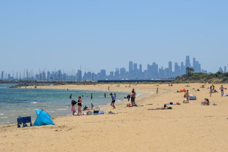 Centenas de casas evacuadas na Austrália devido a fogos e onda de calor