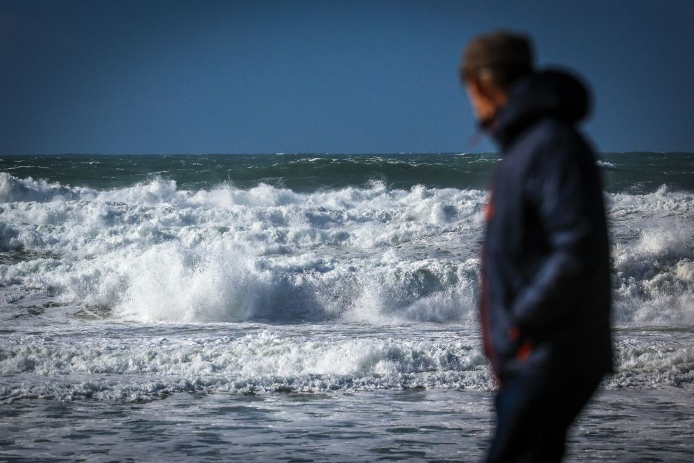Dez distritos do litoral sob aviso vermelho até às 21:00 devido a mar agitado – IPMA