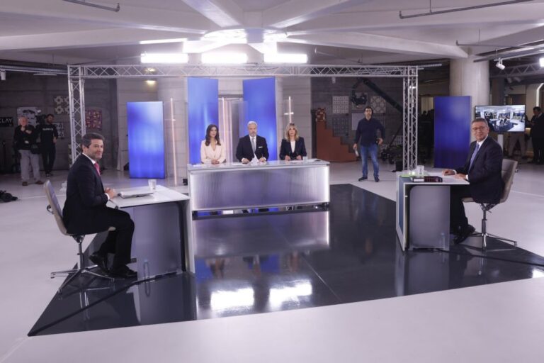 Ventura afirma que o querem cancelar perante Seguro a reclamar apoios da esquerda à direita