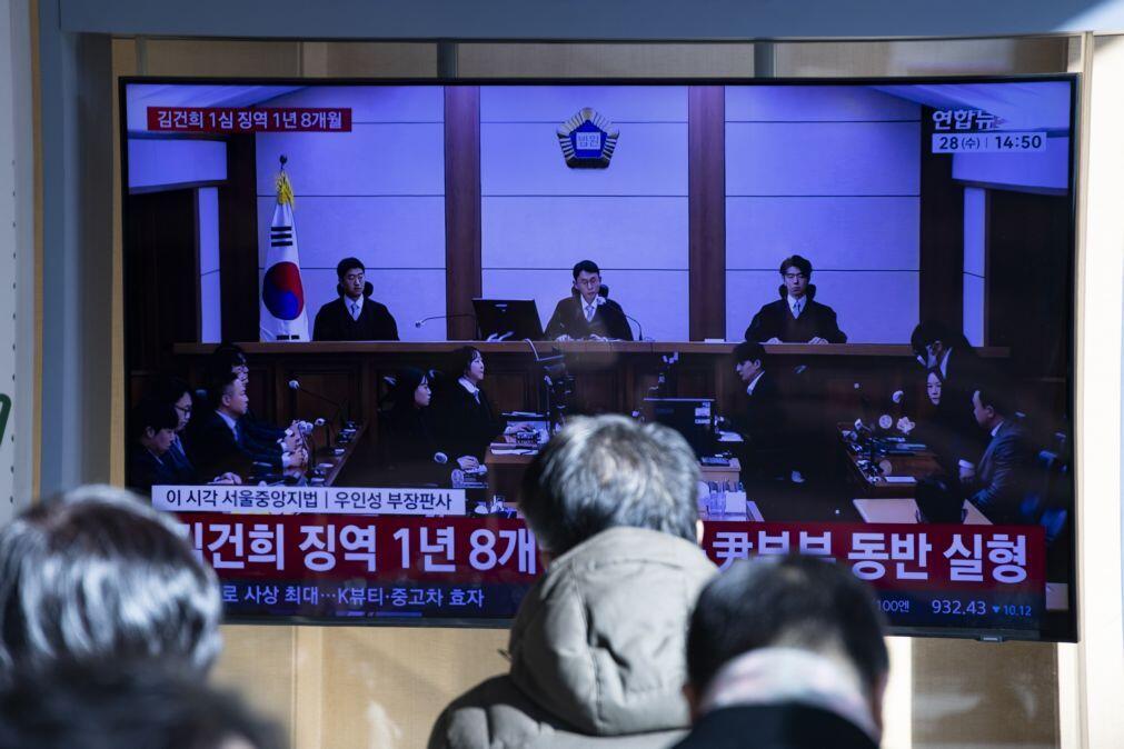 Ex-primeira-dama sul-coreana condenada a 20 meses de prisão por corrupção