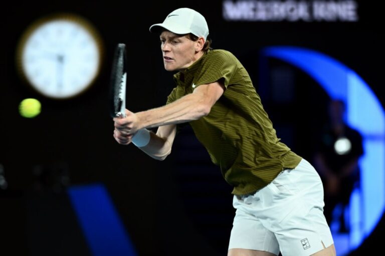 Sinner bate Shelton e marca encontro com Djokovic nas 'meias' do Open da Austrália