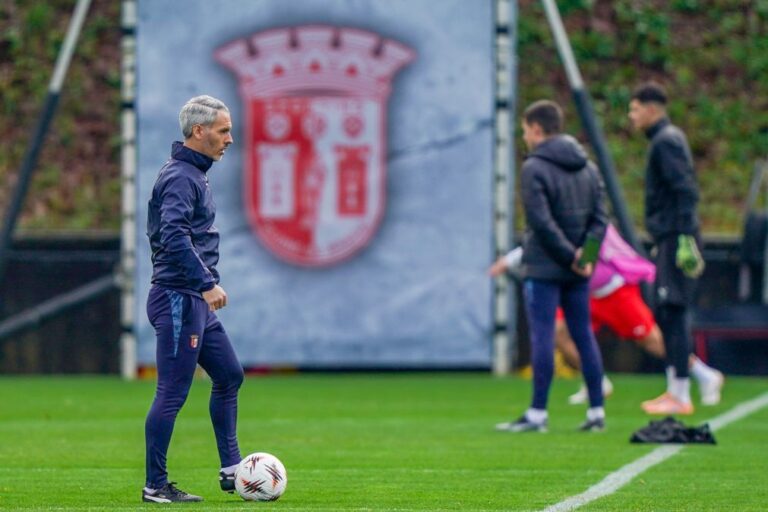 LE: Carlos Vicens chama jovem avançado António Gil para jogo nos Países Baixos