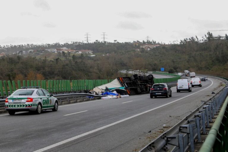 A1 cortada no sentido sul-norte em vários pontos entre Torres Novas e Pombal