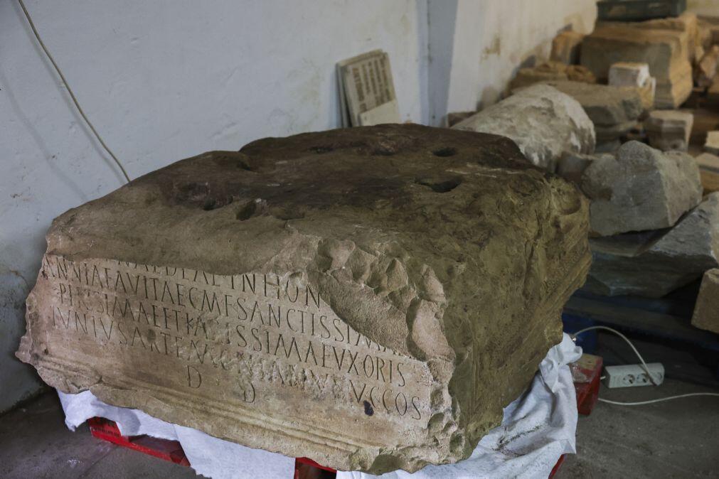 Descoberta base de antiga estátua romana epigrafada com duas toneladas em Faro