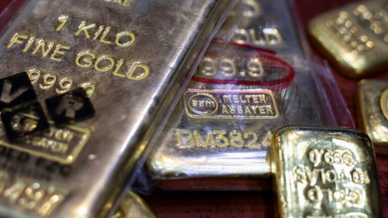 Ouro alcança novo máximo de quase 5.600 dólares e prata ultrapassa 119 dólares