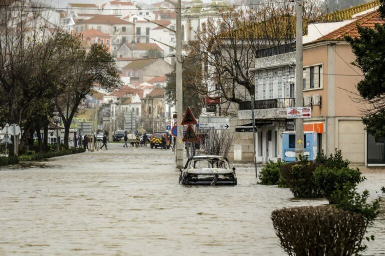 Alcácer do Sal prepara-se para nova subida do Sado e fecha avenida ao trânsito