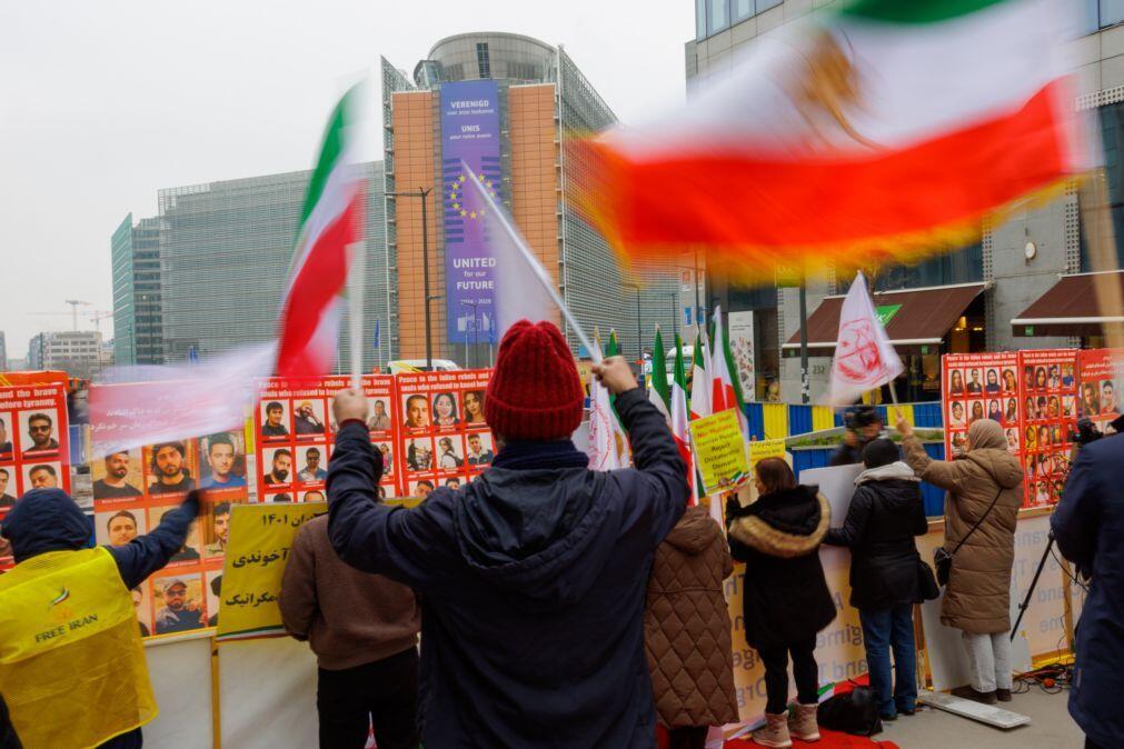 União Europeia adota sanções por repressão violenta de manifestantes no Irão