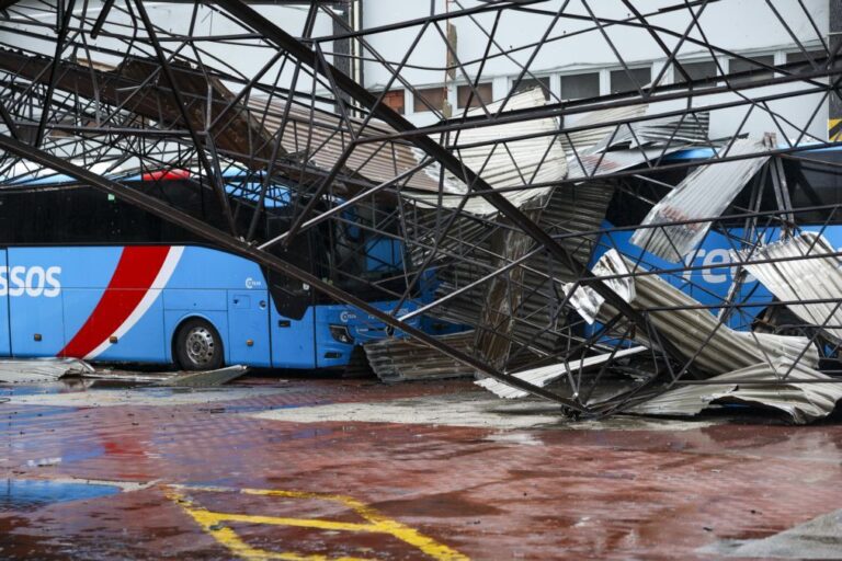 Teto do terminal da rodoviária em Leiria desabou e danificou cerca de 45 viaturas