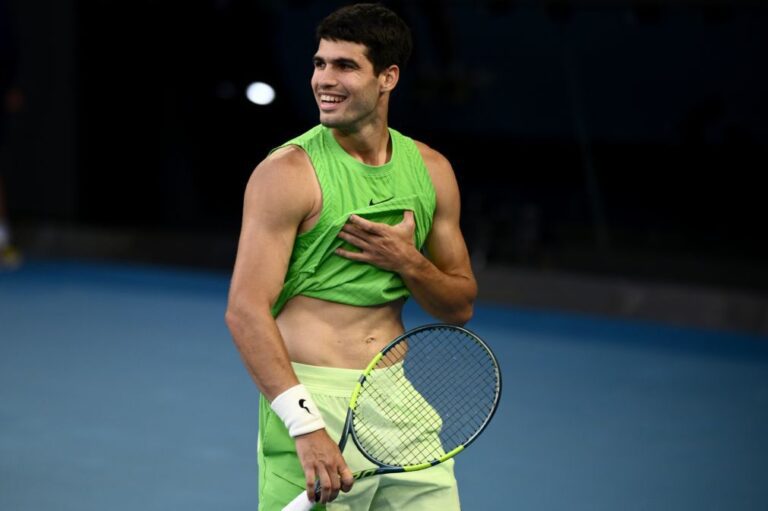 Alcaraz vence batalha com Zverev e estreia-se na final do Open da Austrália
