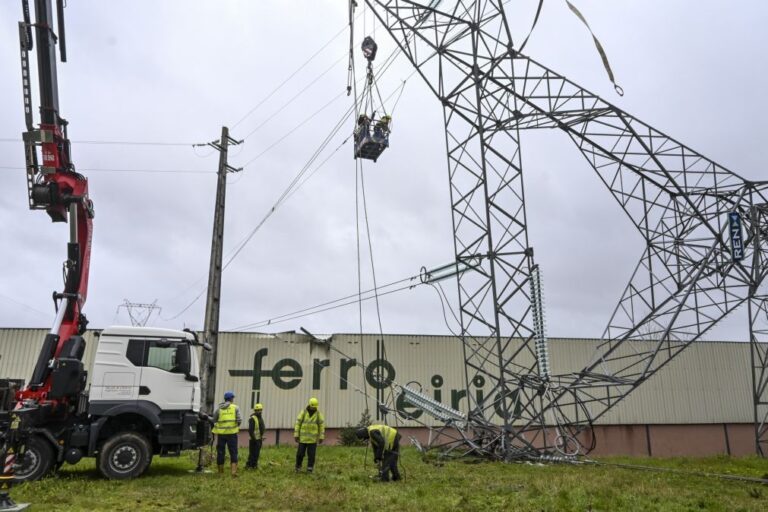Cerca de 266 mil clientes da E-Redes sem energia pelas 15:00